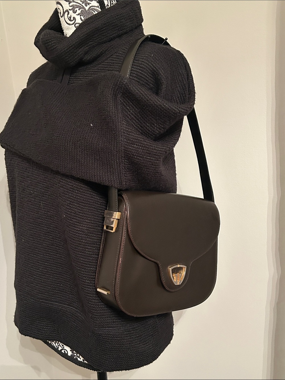 Vintage 1970s Gucci Brown Leather Shoulder Bag G-Shield Clasp